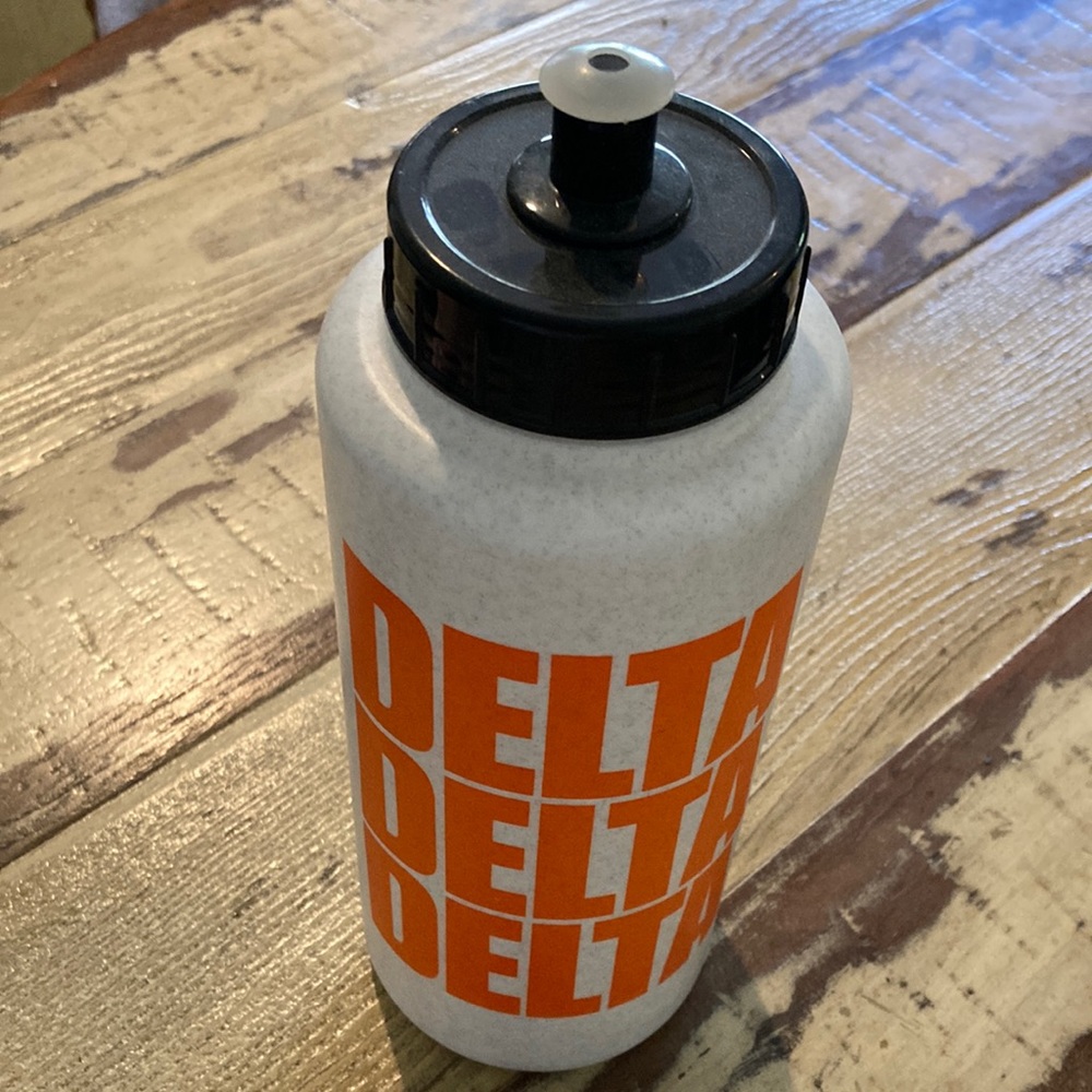 TRI DELTA THETA REUSABLE PLASTIC WATER BOTTLE! TOP UNSCREWS. HANDLE ON SIDE.